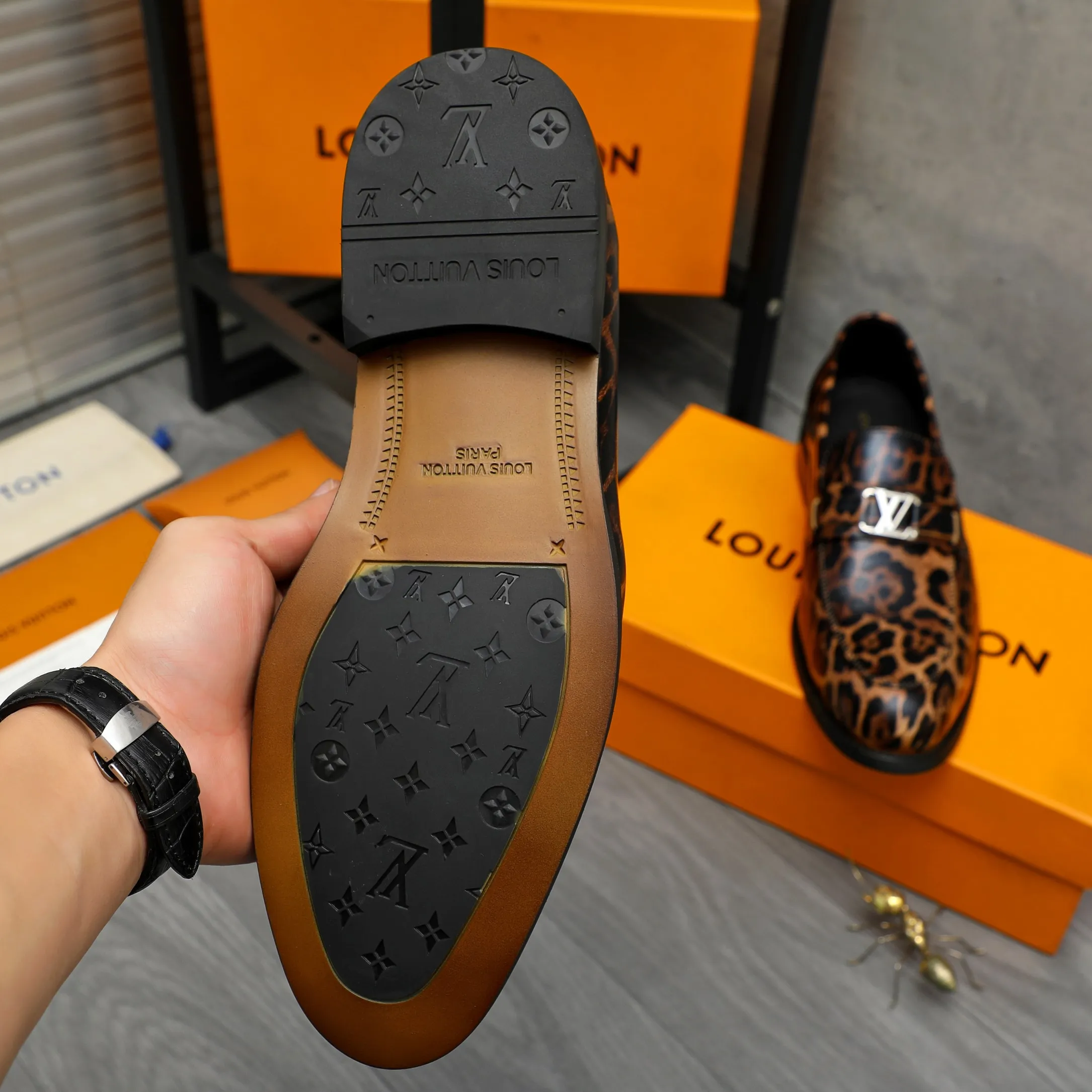 Men's shoes 💰p460 Product trademark: LV "Louis Vuitton" business slip-on leather shoes. Regular size: 39-45 (45 is custom-made and non-returnable) Product materials: Selected leopard print cowhide upper, cowhide lining, original rubber outsole